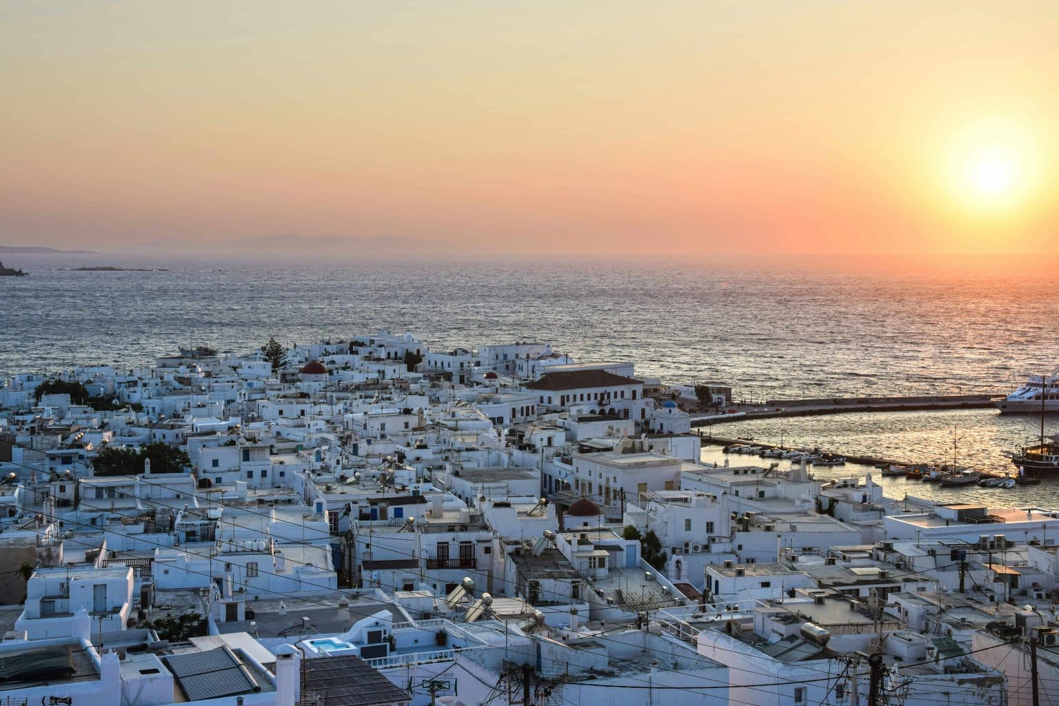 Η Χώρα της Μυκόνου στο ηλιοβασίλεμα